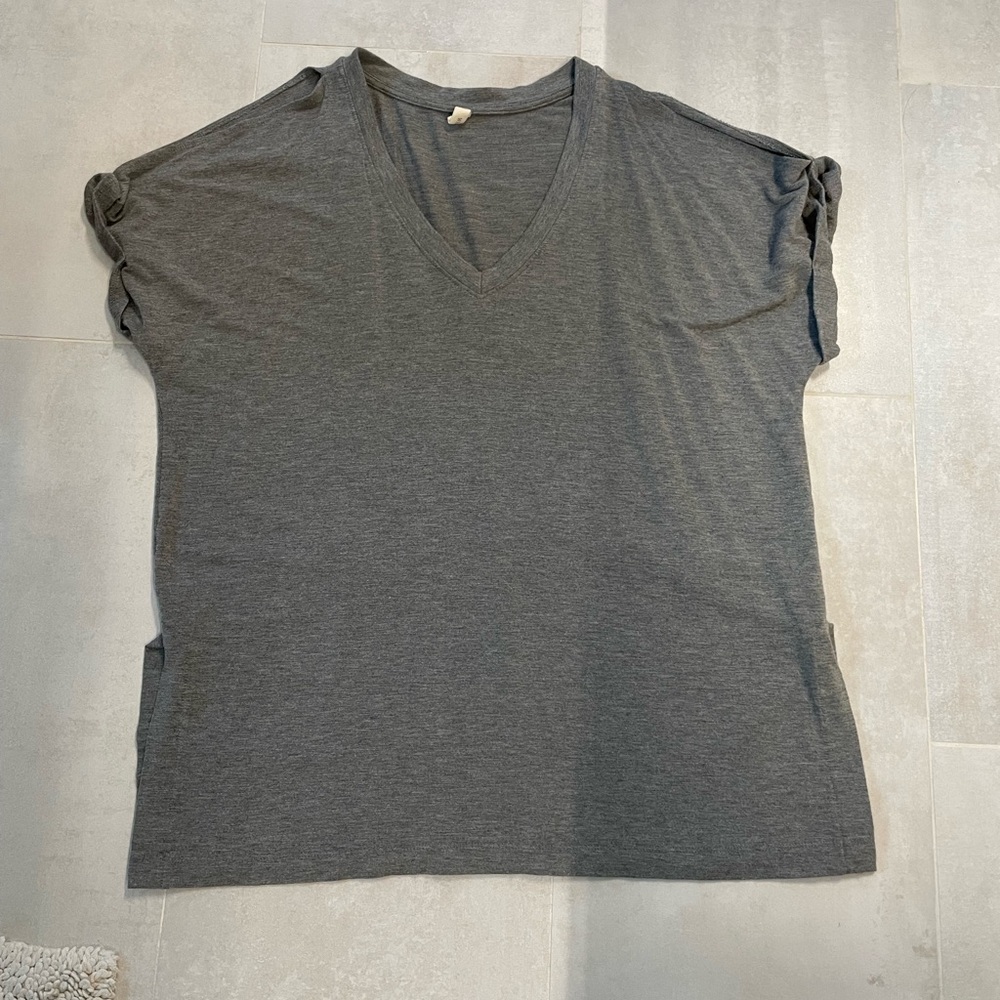 Wishlist Women’s V neck shoulder cut out short sleeve top. Super soft. Sz L.